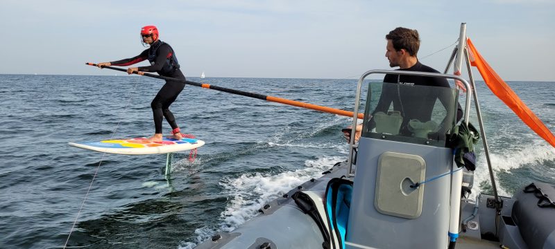 Apprentissage du Wake Foil facilité avec le moniteur à proximité