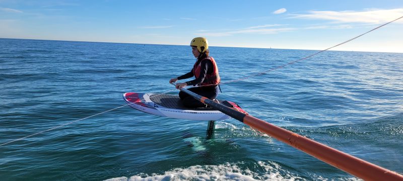 1ère étape de l'apprentissage en Wake Foil : voler à genoux.