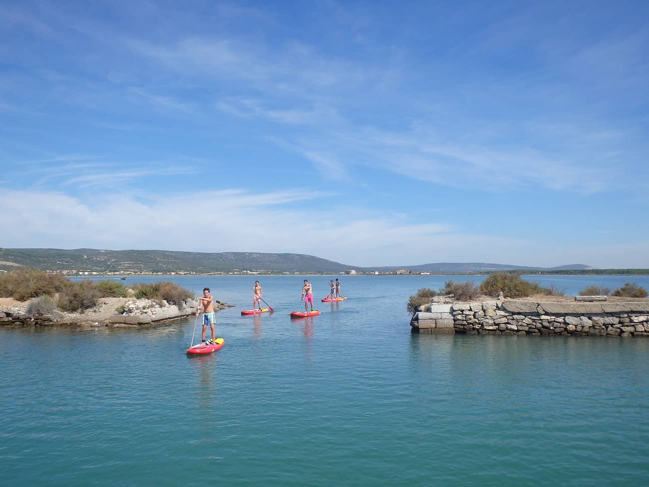 Une famille en balade paddle