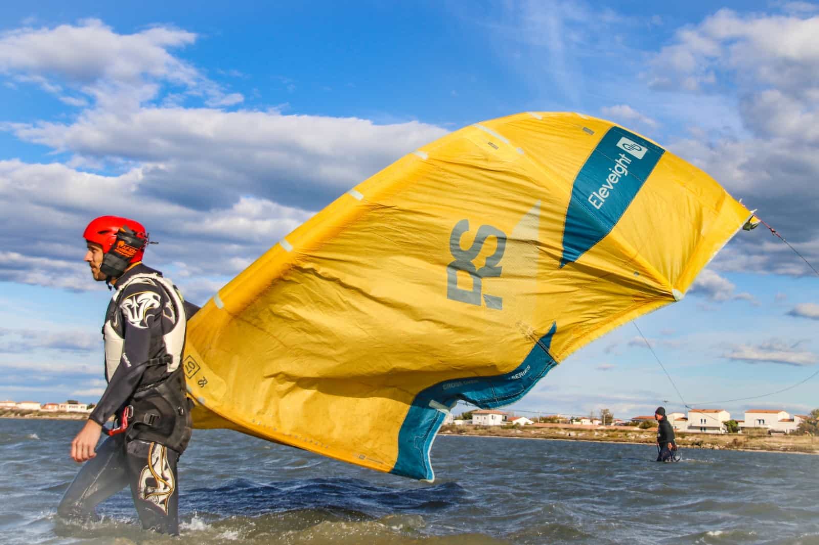 Un élève porte son aile de kite