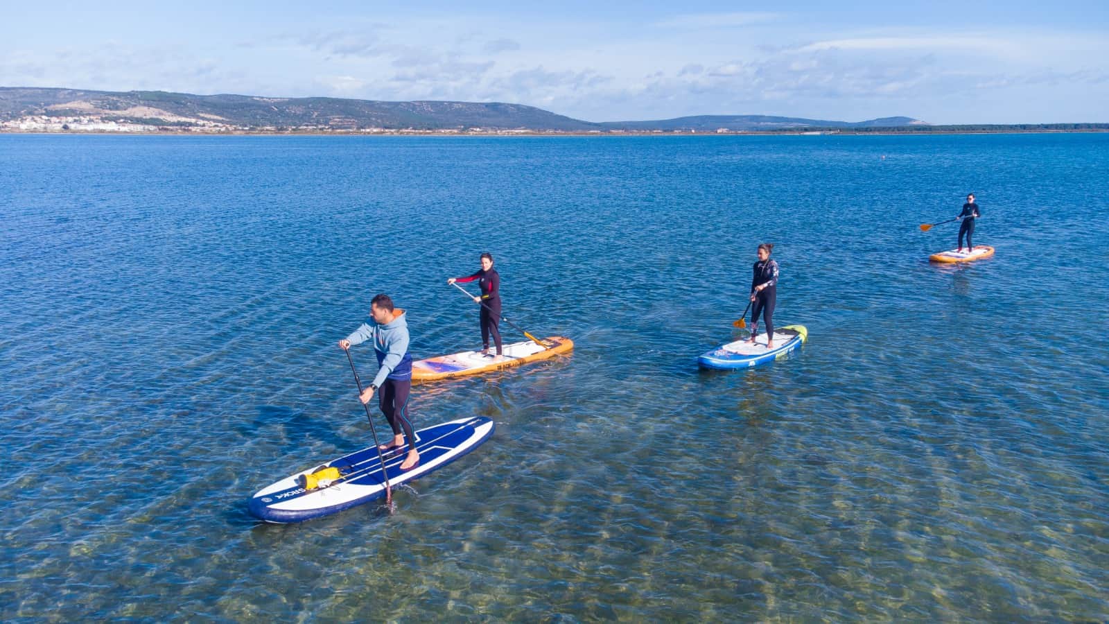 Des vacancières découvrent l'étang d'Ingril à l'occasion d'une balade paddle.