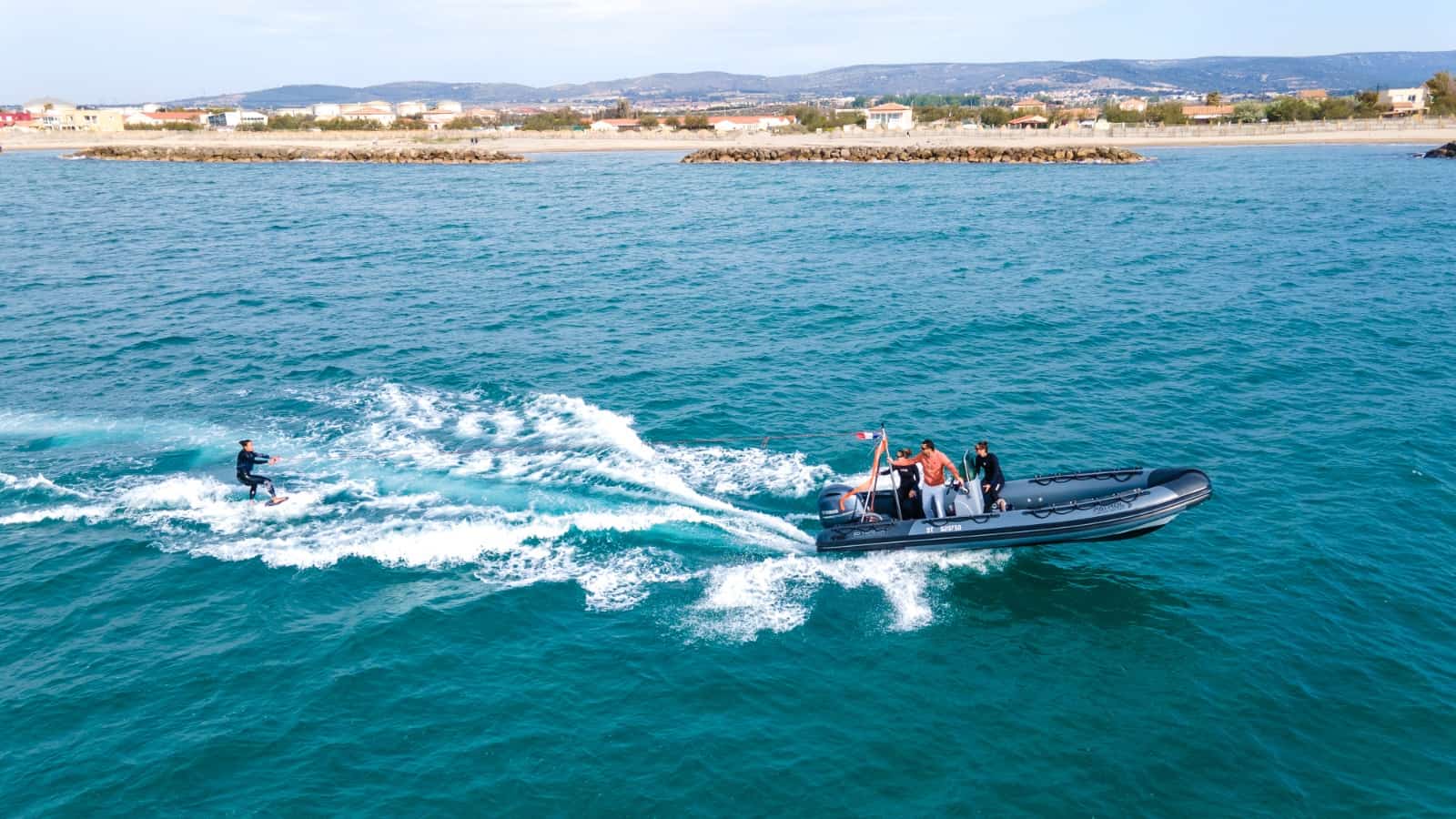 Une session Wake Surf avec le Tiki Center
