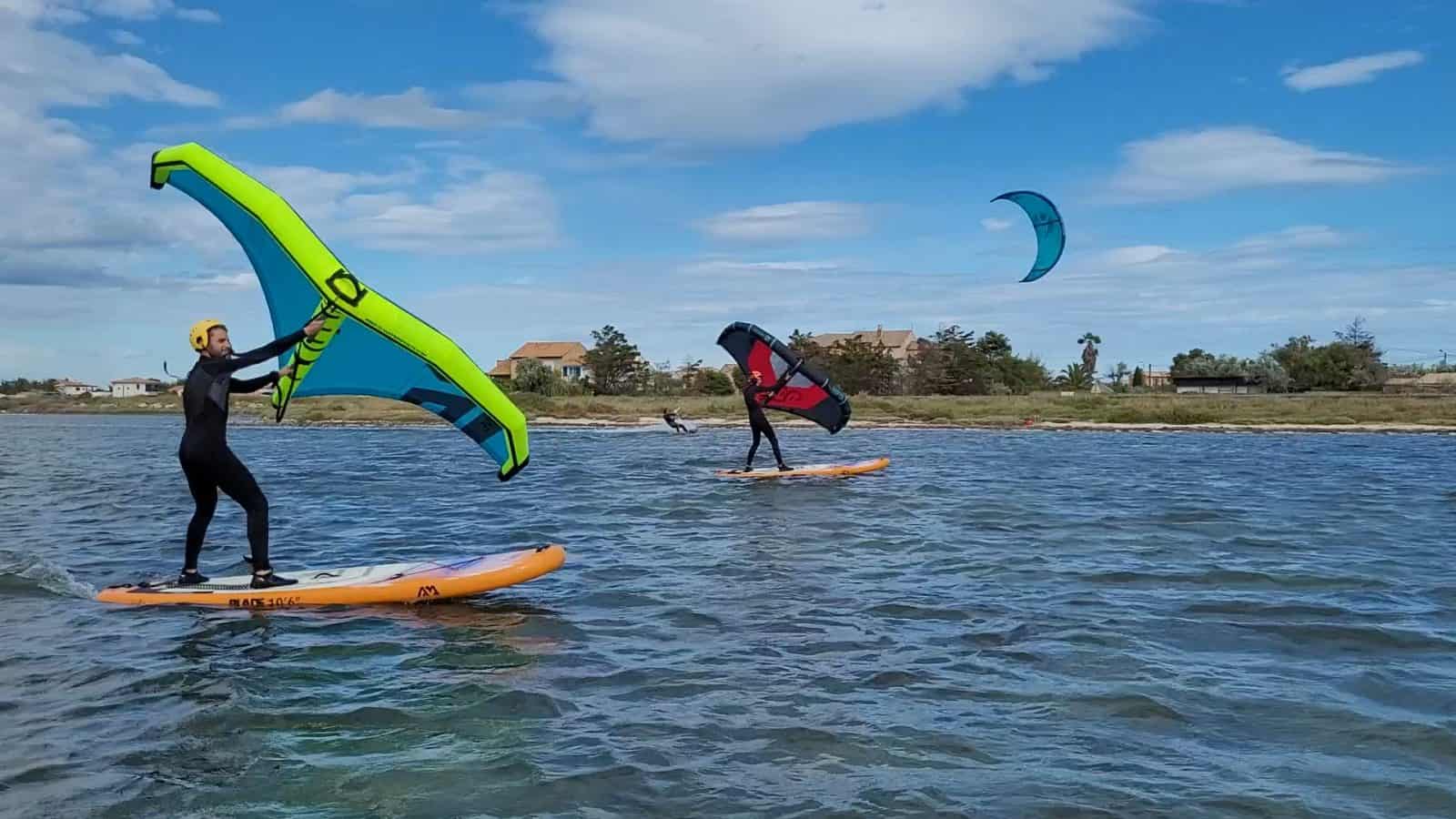 Des élèves du Tiki Center rident en Wing Surf et en Kitesurf à l'occasion d'un stage Multi-Glisse.