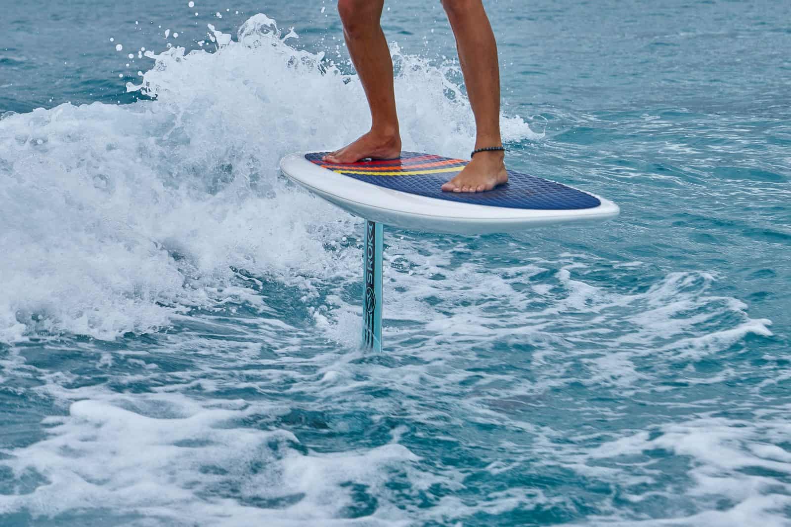 Session Wake Foil avec le Tiki Center au large du port de Frontignan Plage