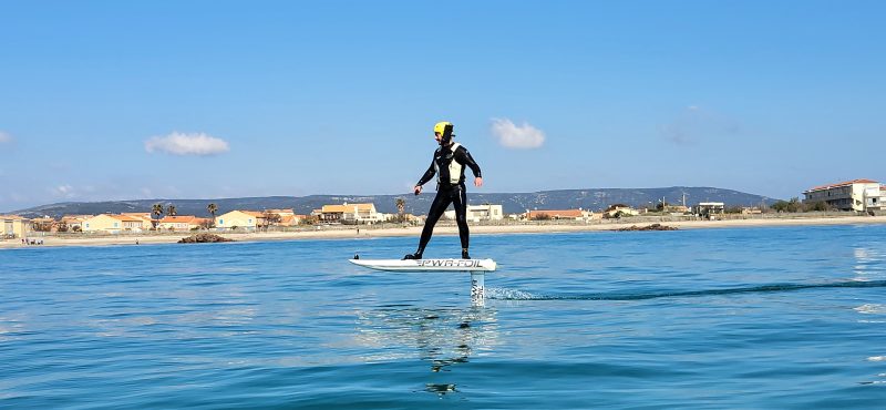 Voler au dessus de l'eau en E-foil