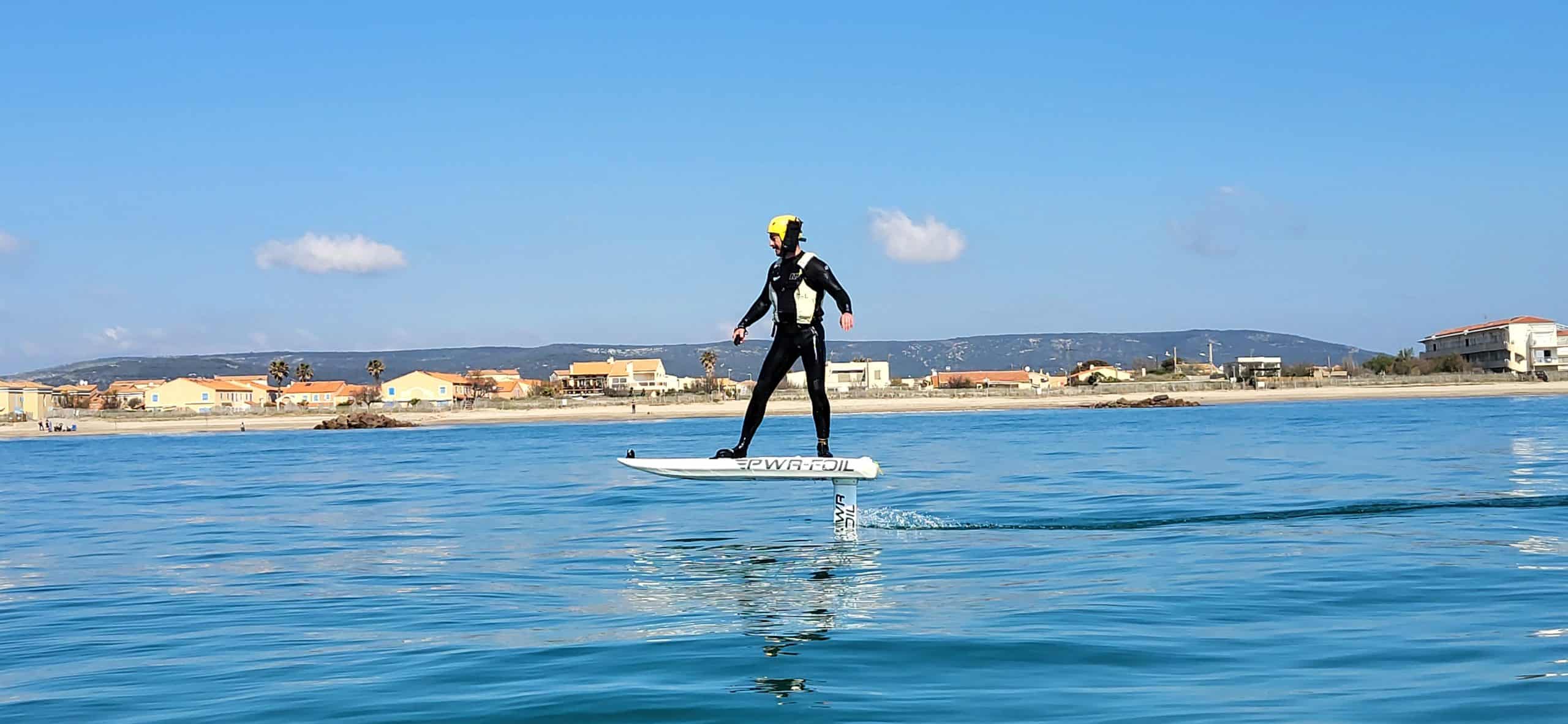Voler au dessus de l'eau en E-foil