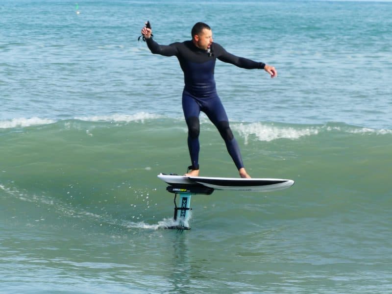 Surfer grâce au Foil Assist