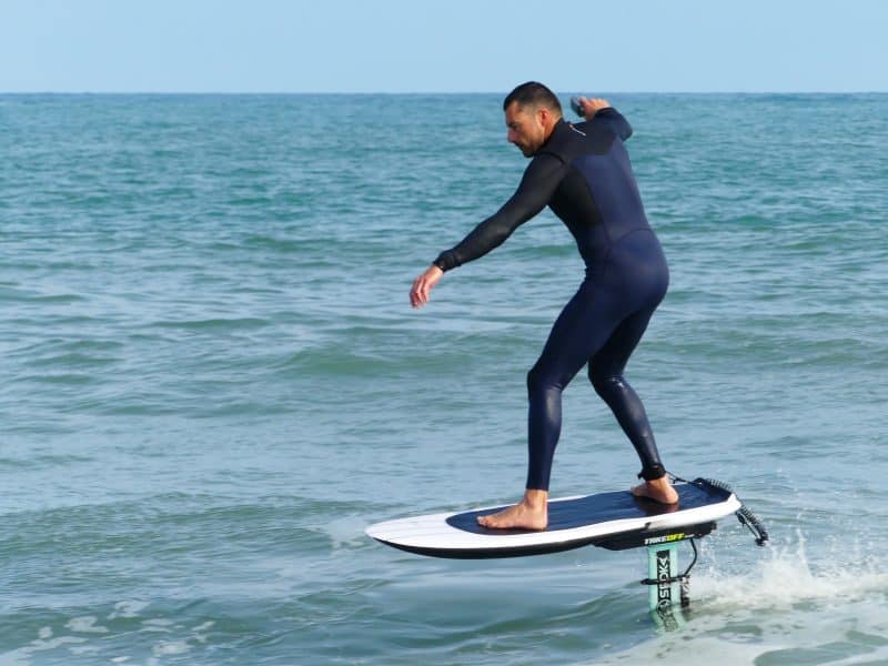 Le Foil Assist pour surfer dans les vagues