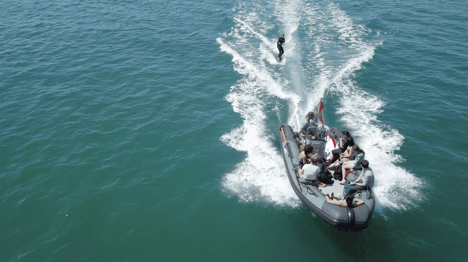 Privatisation bateau wakeboard à Frontignan avec pilote moniteur Tiki Center